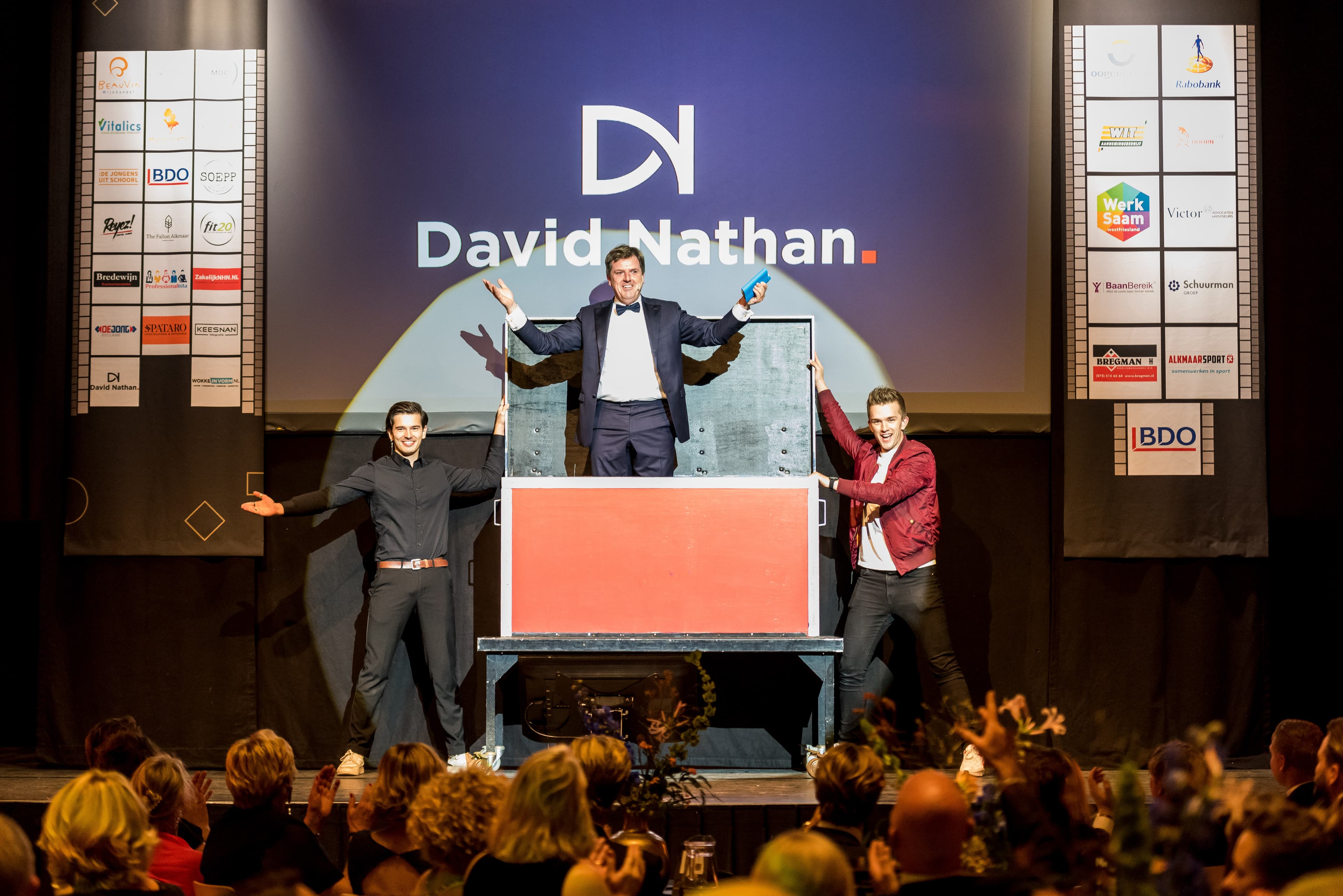 Illusionist laat een persoon verschijnen tijdens een zakelijk podiummoment