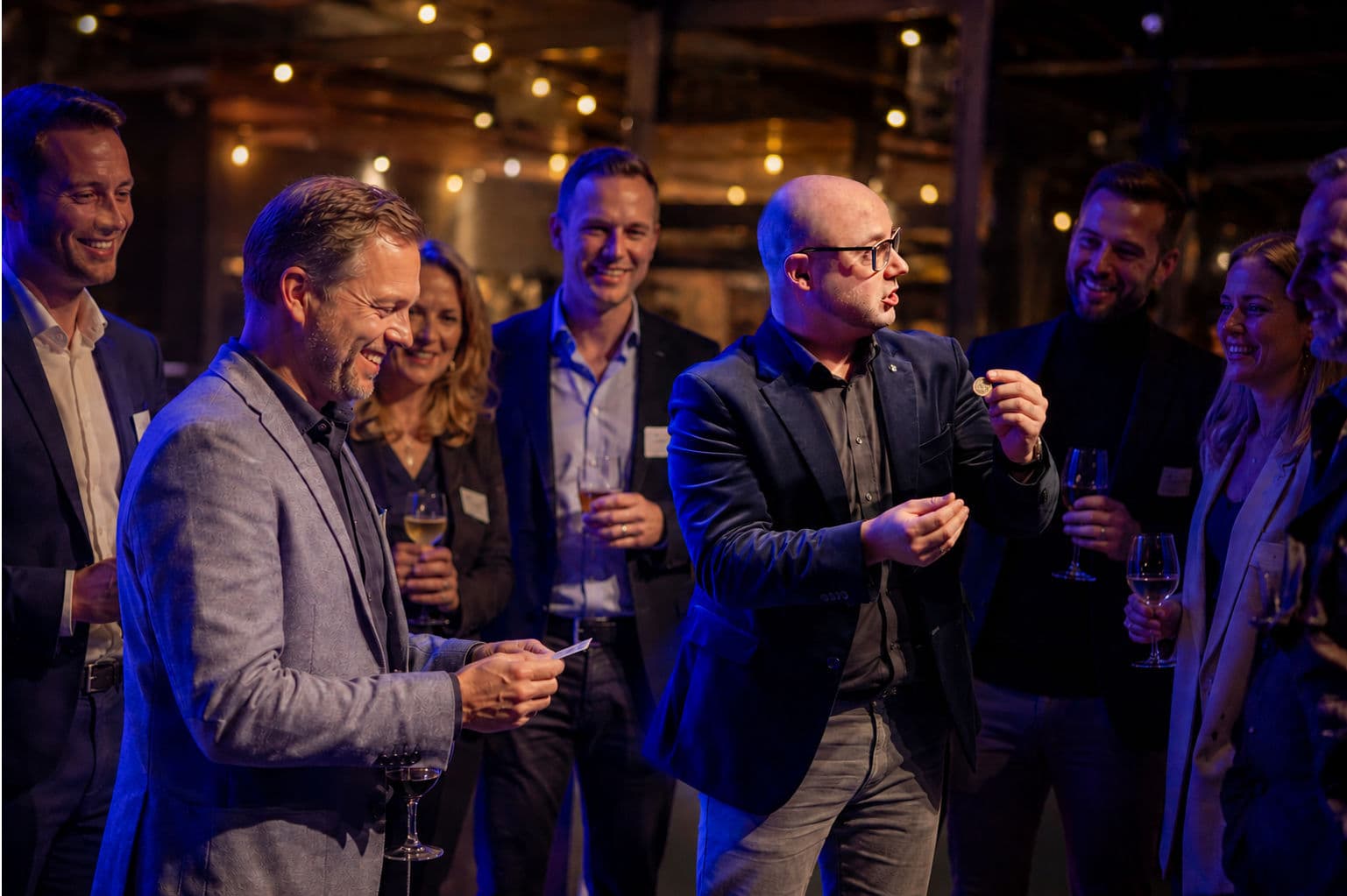 Beursgoochelaar trekt aandacht bij een zakelijke stand