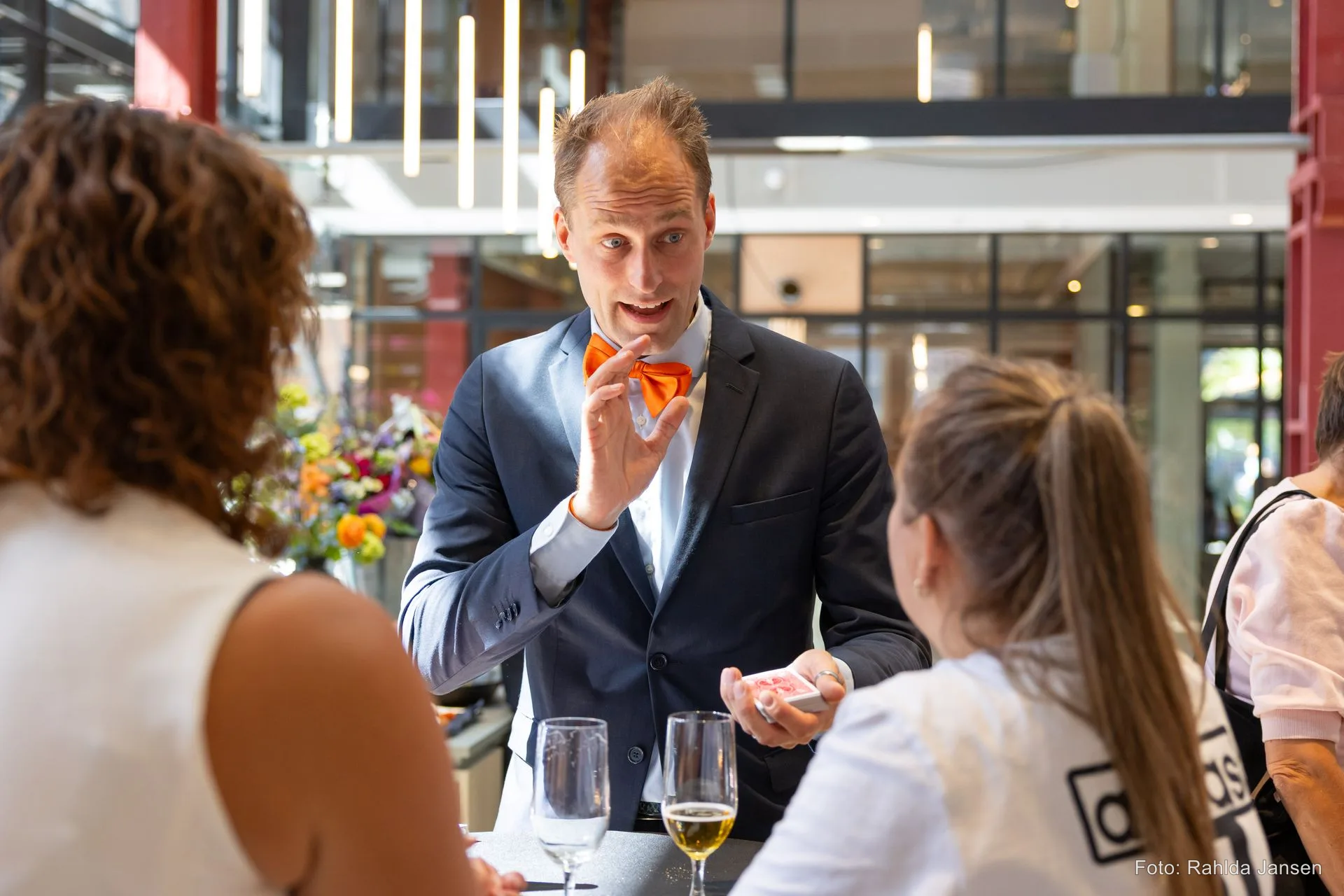 Tafelgoochelaar van The Happy Magician foto 1